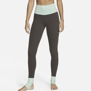 NWOT Nike Yoga Luxe Tight Fit High Rise 7/8 Legging Womens Medium M Soft Dri Fit